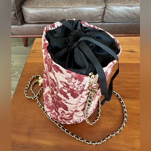 *SOLD* Gucci Beauty Limited Edition Vintage Print Bag - Picture 2 of 8